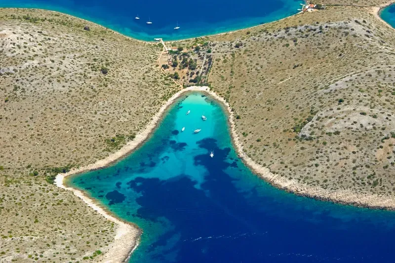 Die Insel Levrnaka und der Strand Lojena in den Kornaten