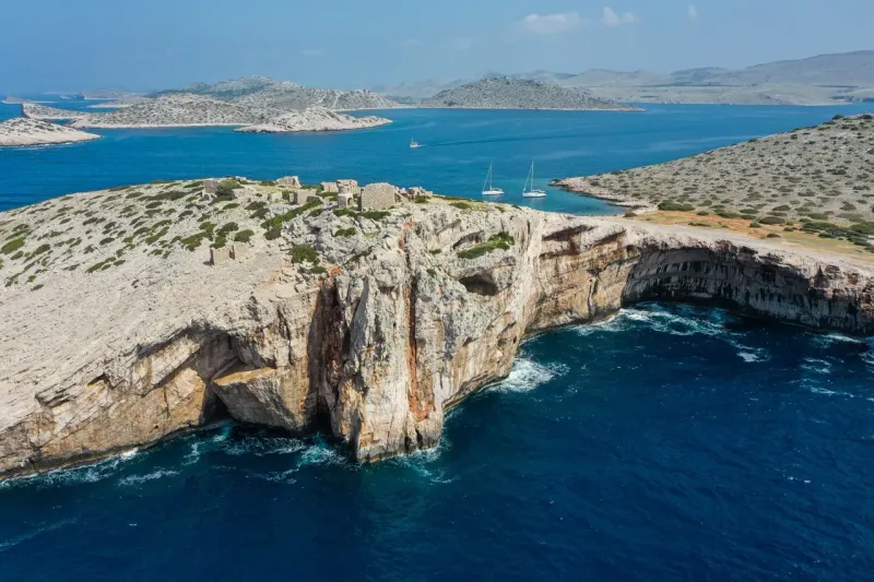 The cliffs of Mana facing the open Adriatic