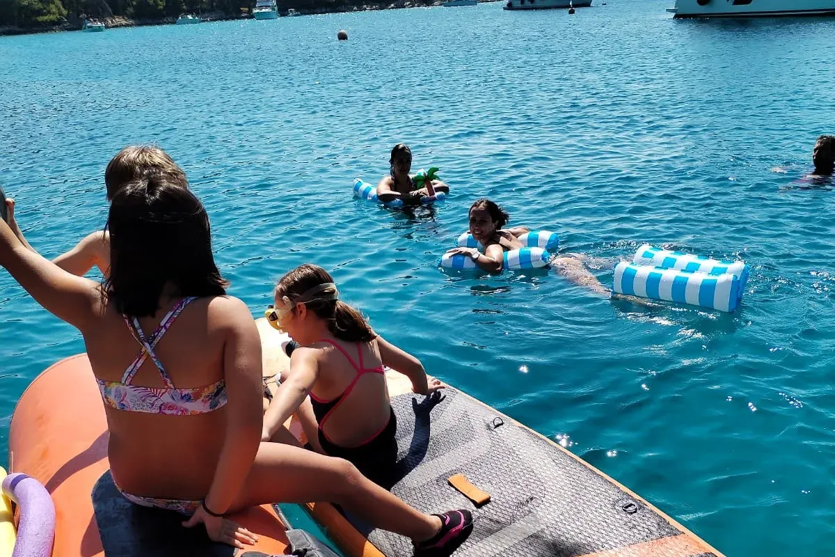 Ospiti in acqua e sul paddleboard alla sosta bagno
