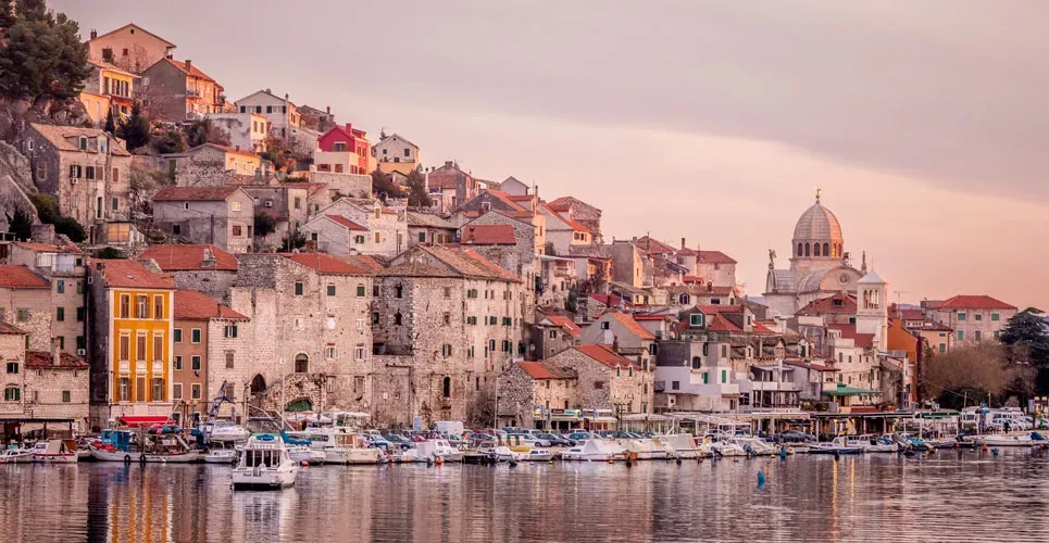 Panorama der Uferpromenade der Altstadt von Šibenik