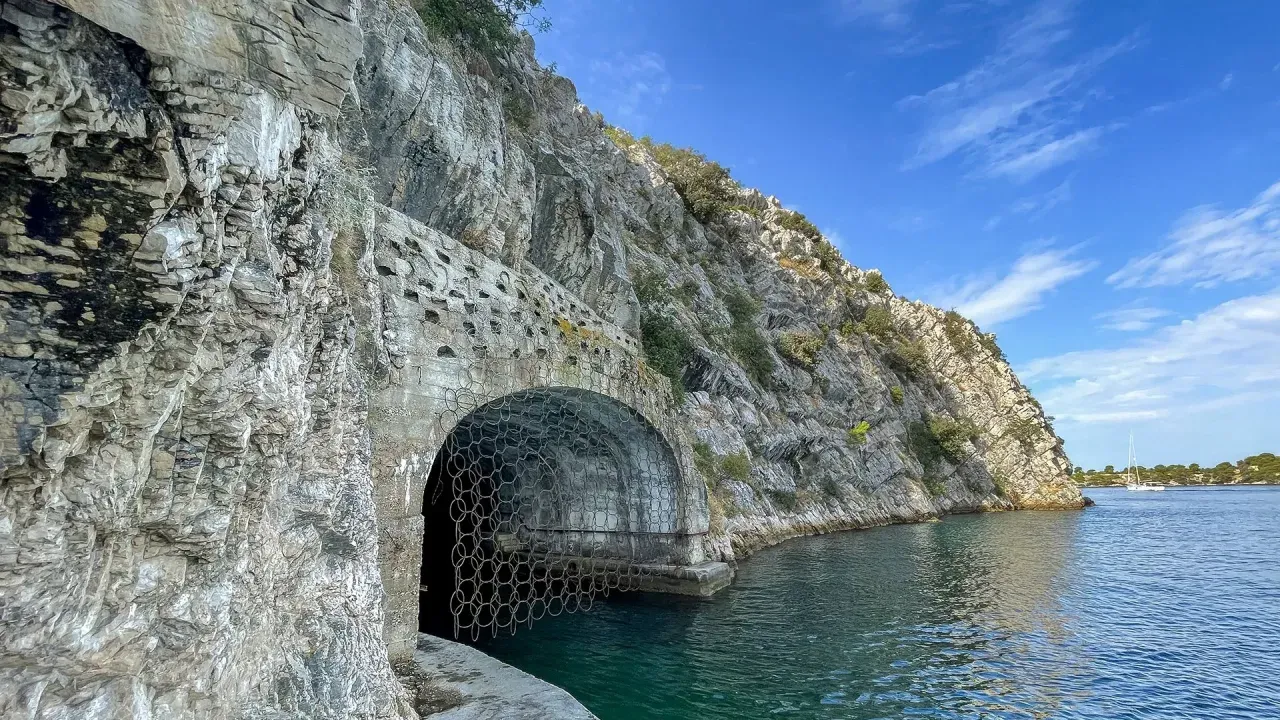 Die U-Boot-Tunnel aus dem Zweiten Weltkrieg in den Klippen